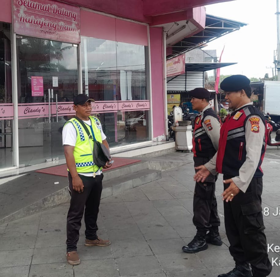 Ciptakan Kamtibmas Yang Kondusif Samapta Polsek Mengwi Laksanakan Patroli Dialogis di Tempat Keramaian