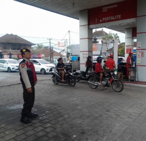 Berikan Rasa Aman Samapta Polsek Mengwi Patroli Dialogis di Kawasan SPBU