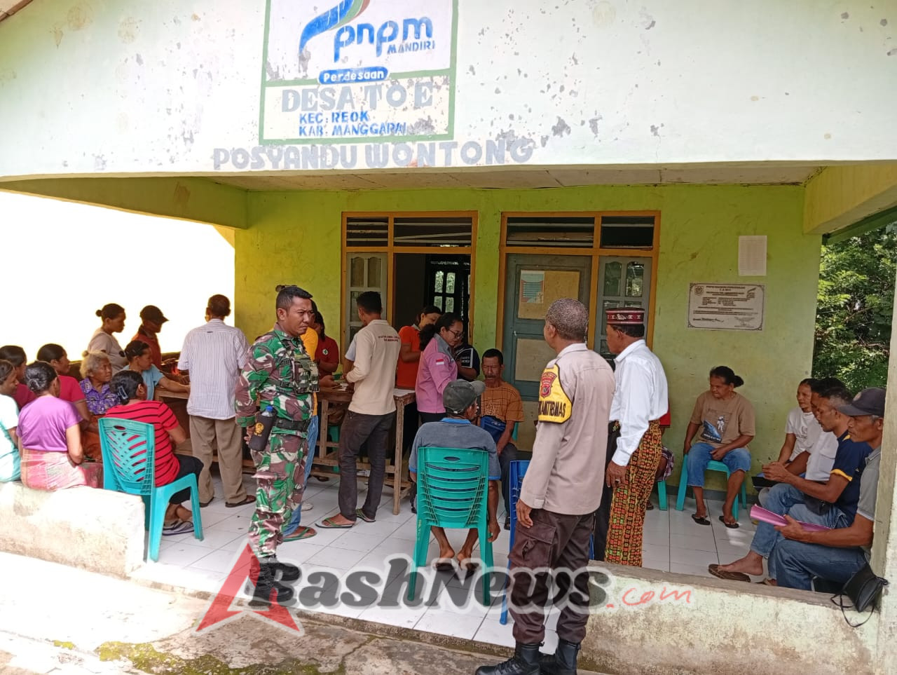 Babinsa Koramil 1612-02/Reok Hadiri Kegiatan Peralihan BPJS di Desa Toe