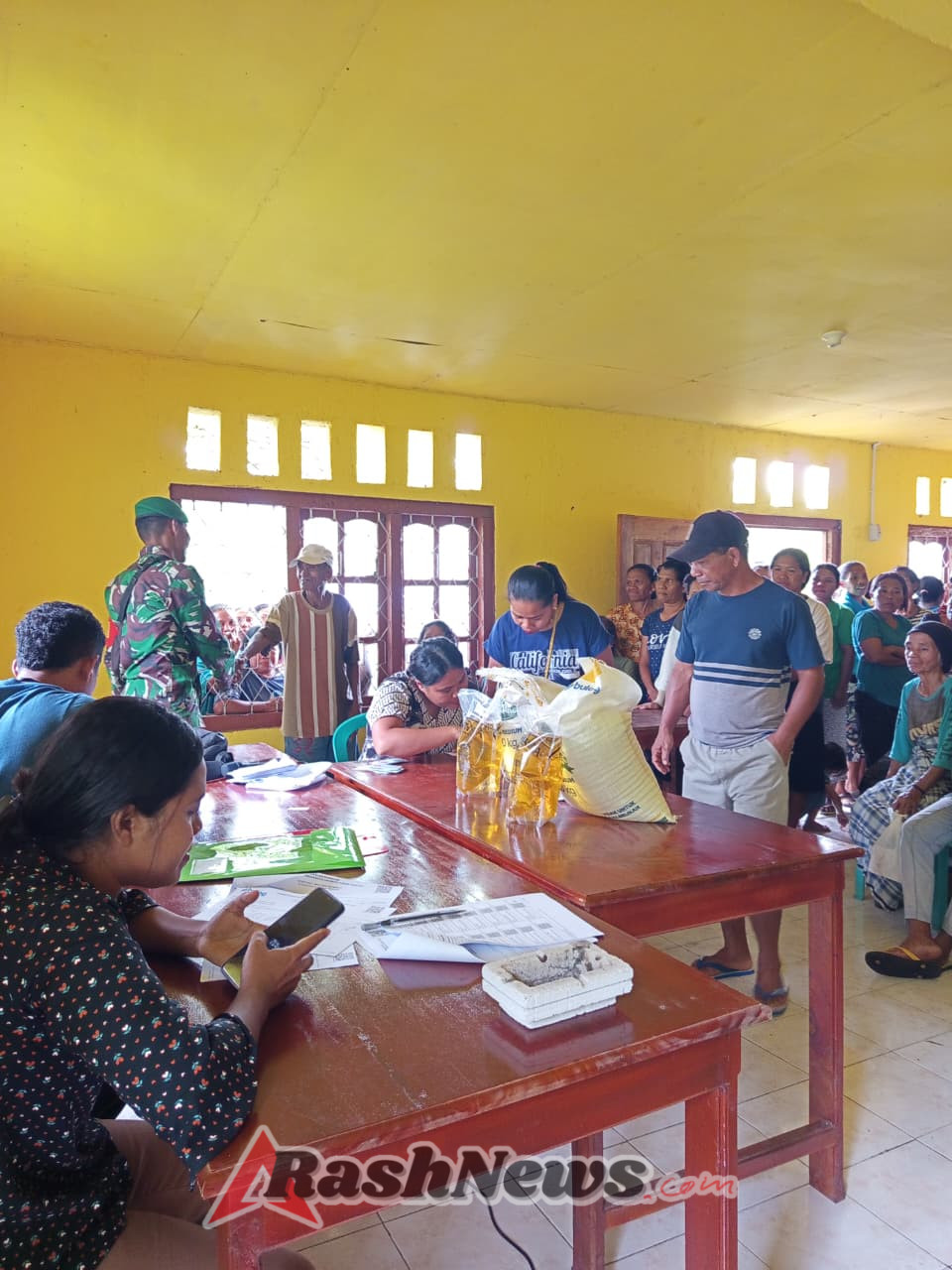 Beras dan Minyak Goreng Disalurkan, Babinsa Pastikan Warga Desa Komba Terbantu