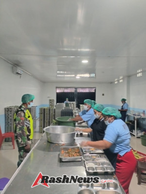 Babinsa Koramil 1627-02/Pantai Baru Dampingi Pemberian Makan Sehat Bergizi untuk Ribuan Pelajar