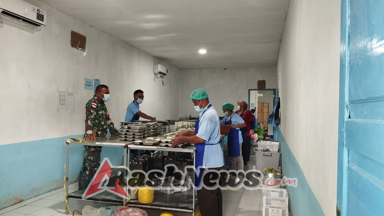 Dukung Program Gizi Nasional, Babinsa Kawal Pendistribusian Makanan Sehat di Rote Timur