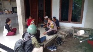 Bhabinkamtibmas melaksanakan kunjungan/DDS Sekaligus Jumat Curhat ke Br Dinas Kecicang Islam, Desa Bungaya Kangin  Sampaikan Pesan – Pesan Kamtibmas