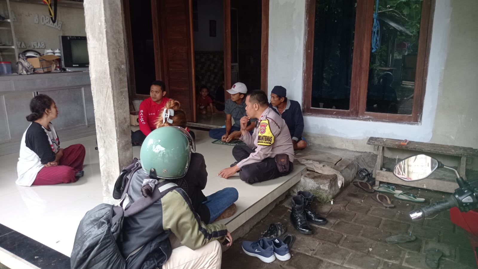 Bhabinkamtibmas melaksanakan kunjungan/DDS Sekaligus Jumat Curhat ke Br Dinas Kecicang Islam, Desa Bungaya Kangin  Sampaikan Pesan – Pesan Kamtibmas