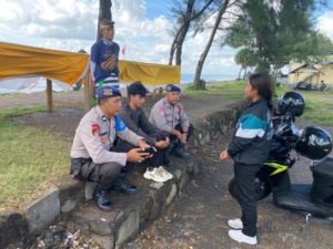 Satpolairud Polres Gianyar Sambangi Wisatawan di Pesisir Pantai Masceti