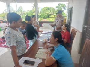 Bhabinkamtibmas Hadir di Tengah Pelayanan Kesehatan, Wujud Sinergi untuk Generasi Sehat dan Aman