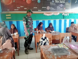 Wujud Kepedulian TNI, Babinsa Dampingi Pemberian Makan Bergizi Gratis di Sekolah Dasar