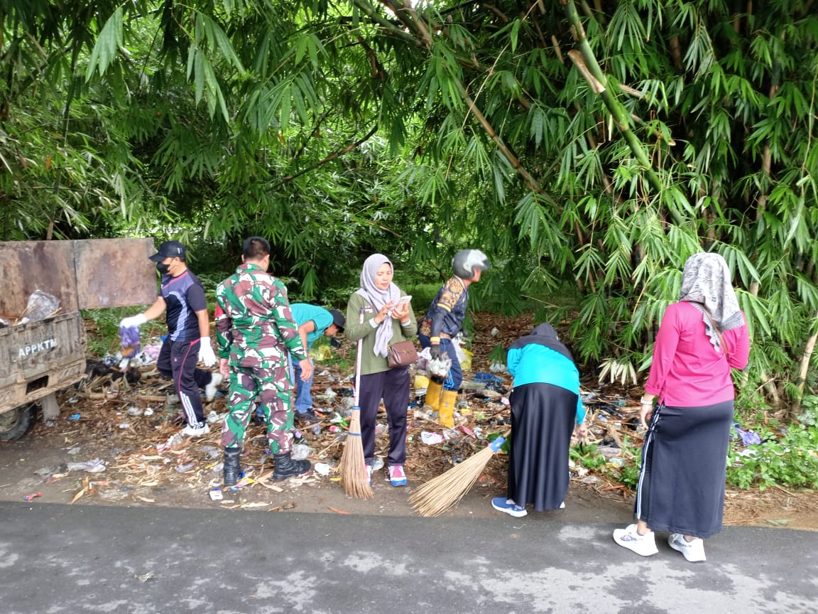 Babinsa Sertu Zulkifli Bersama PKK dan Tim AGR Gelar Jum’at Bersih