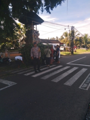 Bhabinkamtibmas Desa Timpag sambangi Warga yang sedang mepersiapkan sarana Upacara