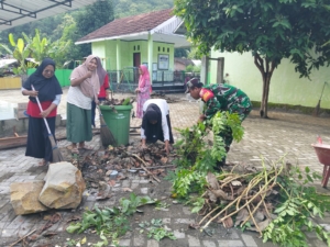 Babinsa Sertu Zulkifli Bersama PKK dan Tim AGR Gelar Jum’at Bersih