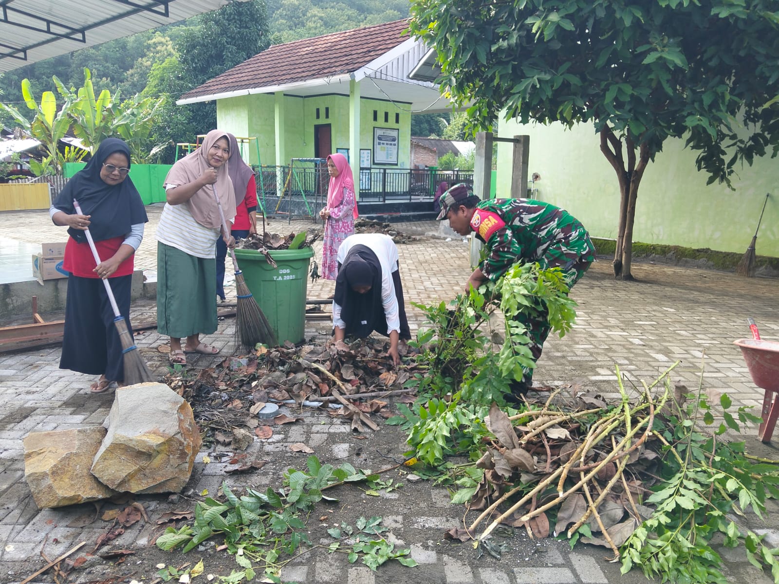 Babinsa Sertu Zulkifli Bersama PKK dan Tim AGR Gelar Jum’at Bersih