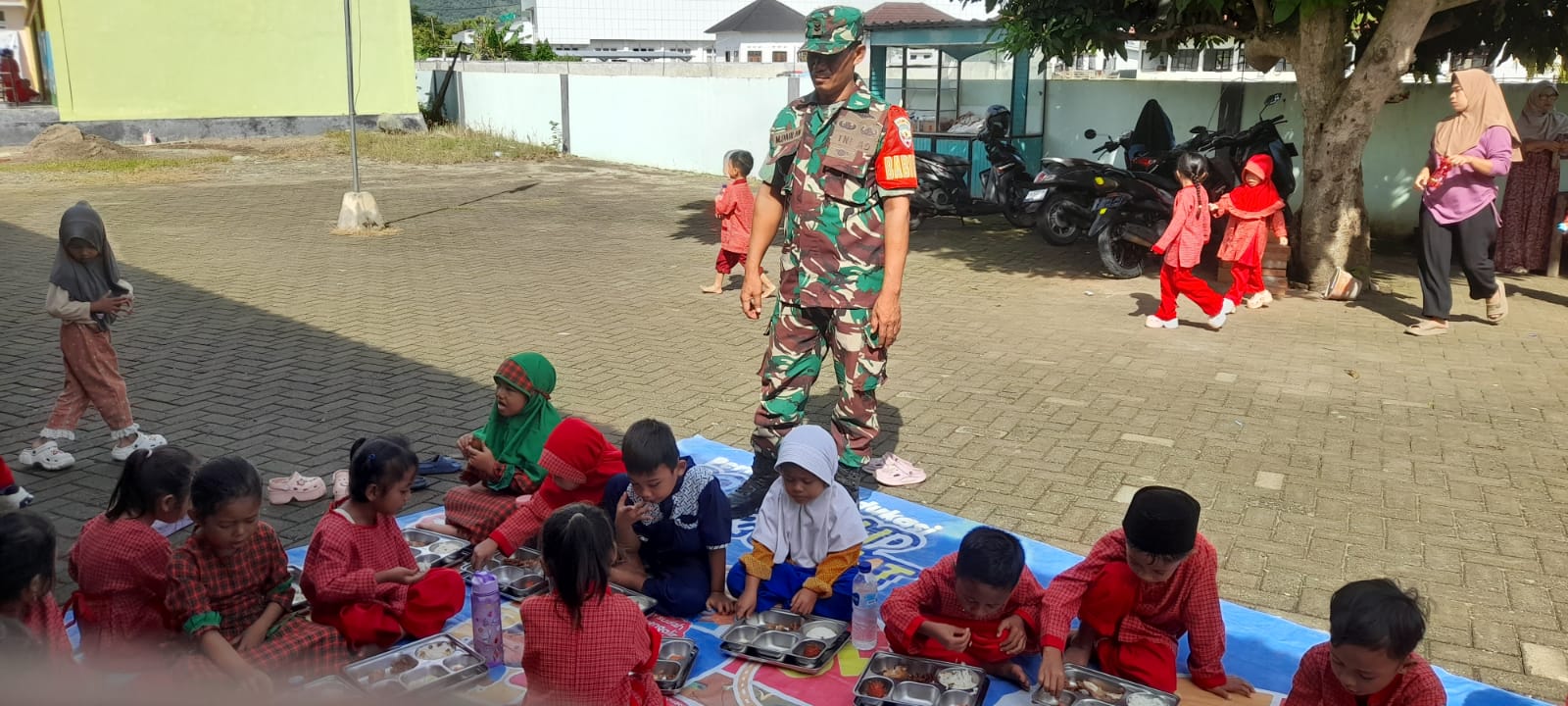 Anak-Anak Seteluk Senang, Nikmati Menu Sehat di Program Makan Bergizi Gratis