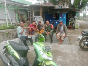 ‎Babinsa Beririjarak Gelar Komsos, Ajak Warga Jaga Keamanan dan Kebersihan Lingkungan