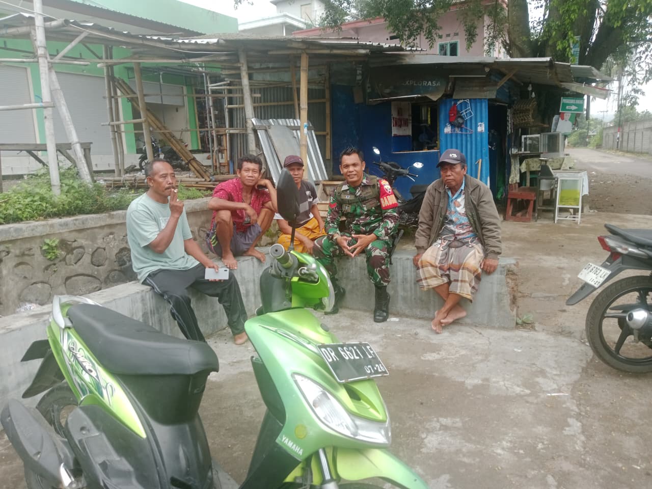 ‎Babinsa Beririjarak Gelar Komsos, Ajak Warga Jaga Keamanan dan Kebersihan Lingkungan