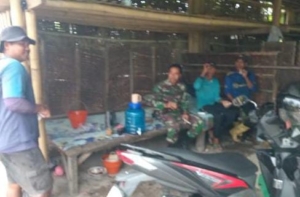 ‎Babinsa Desa Lenek Laksanakan Komsos, Ajak Warga Jaga Kesehatan dan Kebersihan Lingkungan