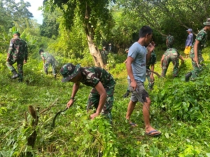 PRAJURIT DENMA BRIGIF TP 31/PS KARYA BHAKTI PEMBERSIHAN JALAN MENUJU MAKAM.