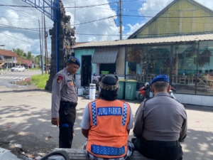 Hadir di Tengah Masyarakat Pesisir, Satpolairud Polres Gianyar Beri Imbauan Kamtibmas di Pantai Lebih