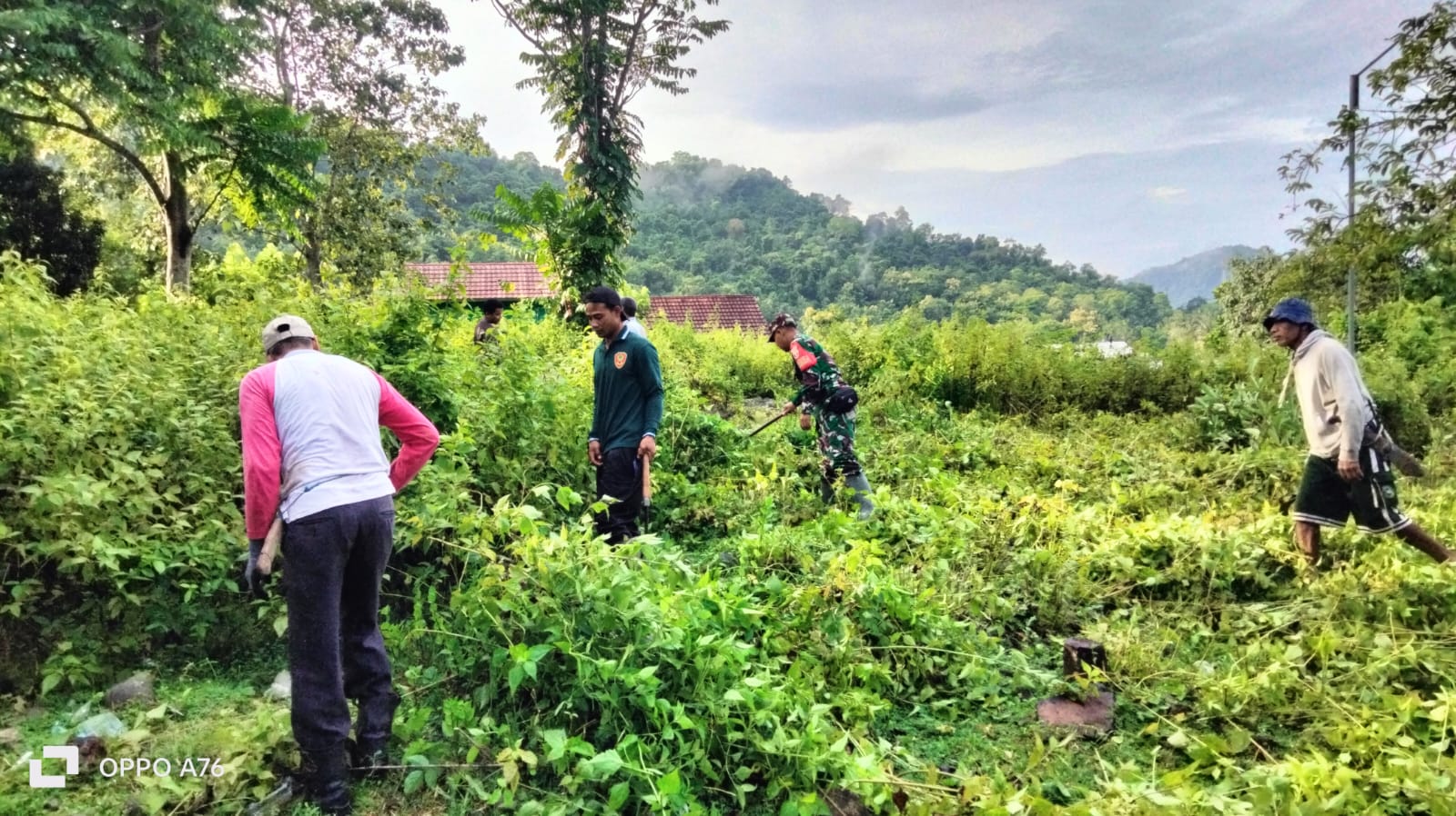 Koramil-01/Taliwang dan Warga Desa Seloto Gelar Aksi Bersih-Bersih Makam