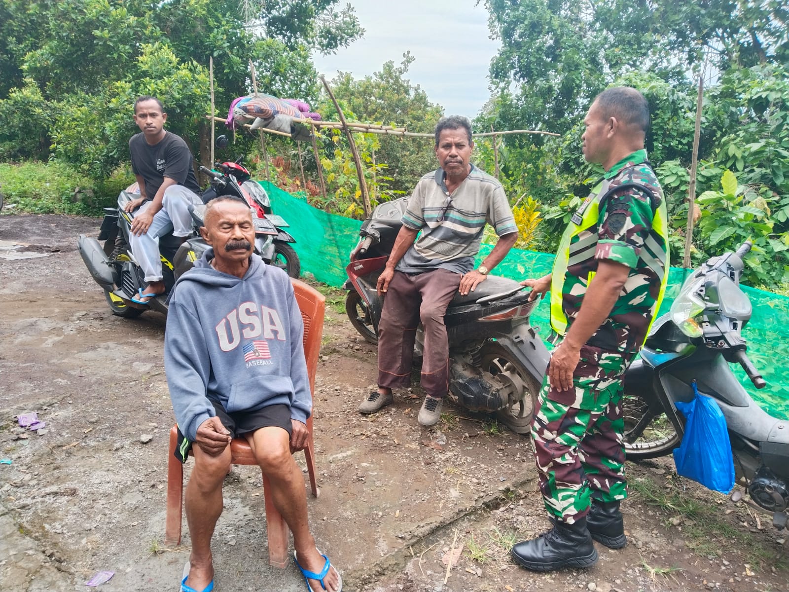 Komsos & Pamwil, Babinsa 1602-01/Ende Bangun Sinergi dengan Masyarakat dan Pemerintah Desa