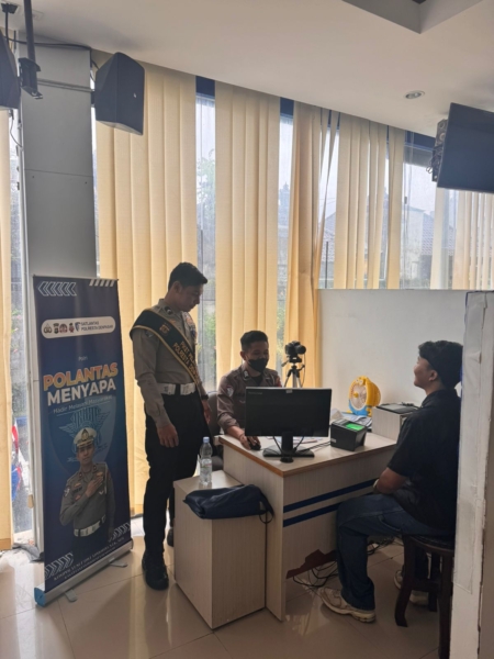 Polantas Menyapa Dampingi Pemohon SIM Saat Pendataan Identitas dan Proses Foto