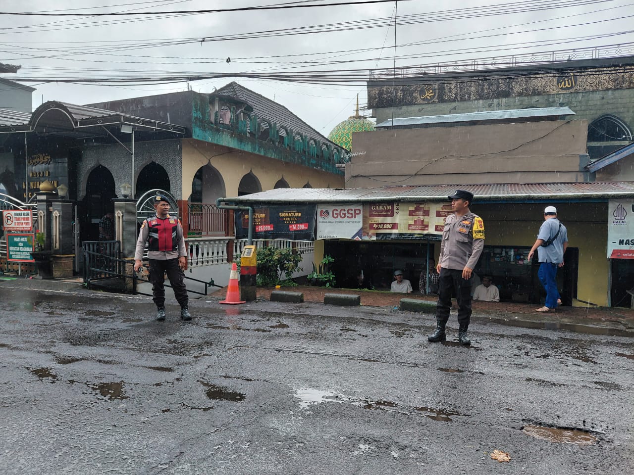 Polsek Kintamani Laksanakan Pengamanan Sholat Jumat di Masjid Al – Muhajirin Kintamani