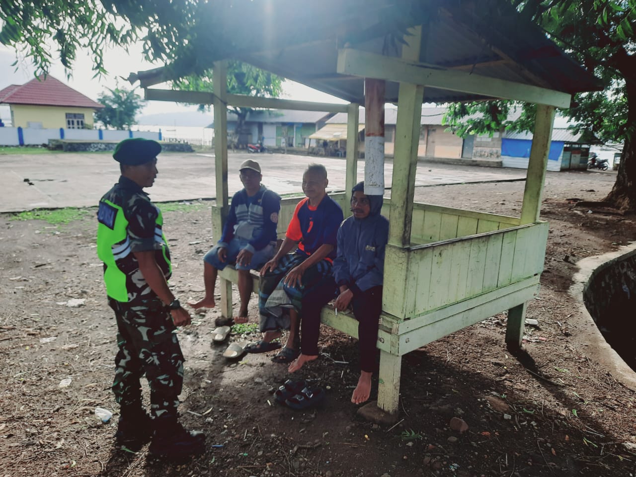 Babinsa Desa Punti Ingatkan Warga Utamakan Faktor Keamanan Setiap Aktivitas