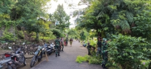 Ciptakan Lingkungan Bersih, Babinsa Omesuri Bersama Warga Kerja Bakti