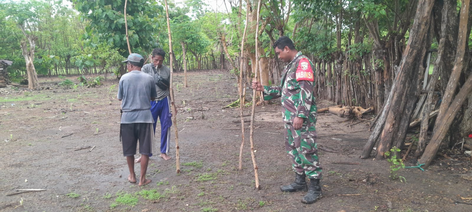 Babinsa Pantulan Hadir Bantu Warga Bangun Rumah