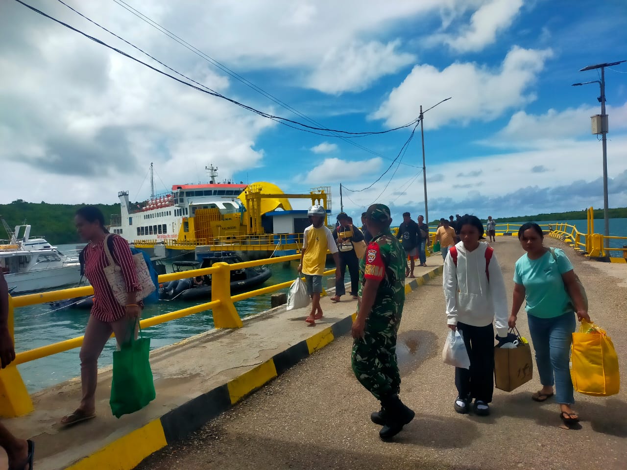 Babinsa Koramil 1627-02/Pantai Baru Laksanakan Pengamanan Kapal Feri Kalibodri