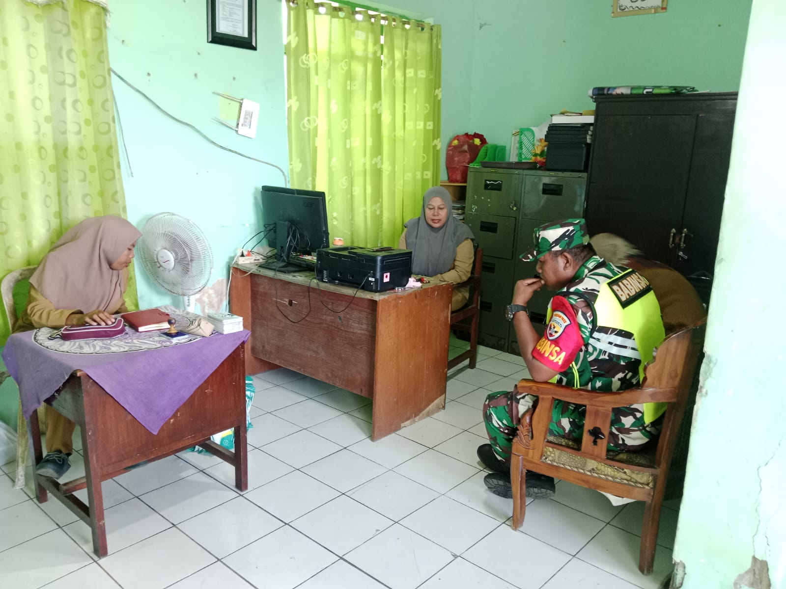 Babinsa Ende Hadir di Sekolah, Tingkatkan Komsos dan Pengawasan Wilayah Binaan