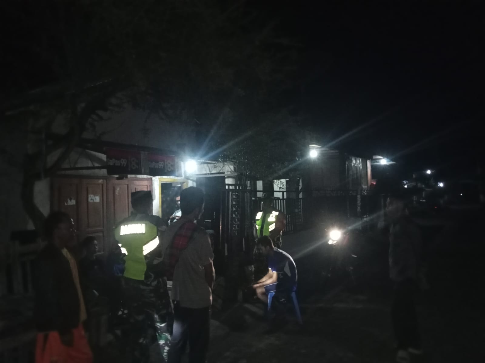 TNI Bersinergi Dengan Aparat Desa dan Tokoh Masyarakat Dalam Patroli Siskamling