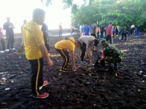 Peduli Lingkungan, Muspika Sawan Gelar Gotong Royong Bersih Pantai dan Aliran Irigasi Subak Yeh Lembu