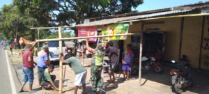 Masyarakat Desa Liabake Sambut Antusias Kehadiran Babinsa dalam Komsos dan Karya Bakti