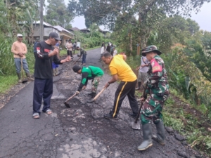 Babinsa Pedawa Bersama Warga Kerja Bakti Perbaiki Jalan Bangkiang Sidem