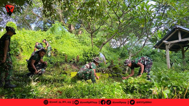 Puluhan Personel TNI Bersama Warga Pekat Bersihkan Jalan Pemakaman Menjelang Ramadan