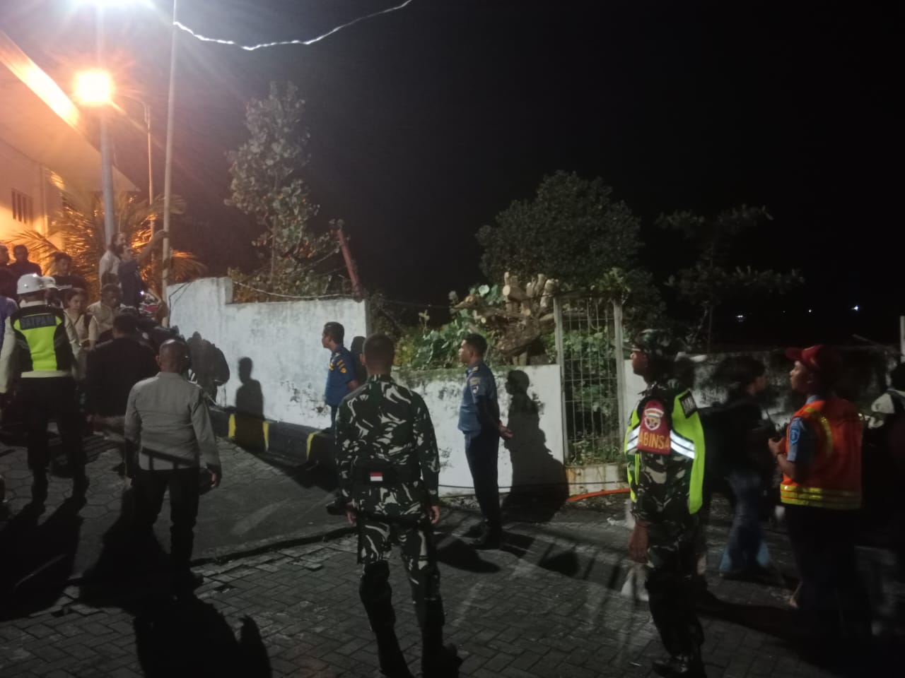 Babinsa Hadir di Pelabuhan Soekarno, Pengamanan Kapal Darma Rucitra VIII Berjalan Kondusif