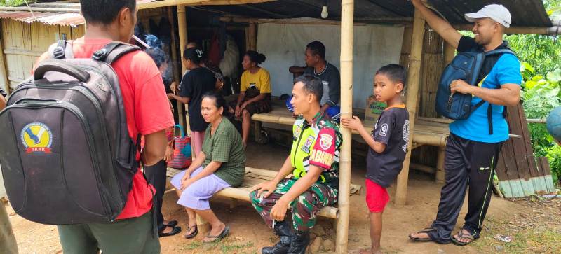 Pamwil dan Komsos Babinsa Koramil 1602-04/Maurole Berjalan Aman dan Lancar di Desa Maurole Selatan