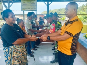 Masyarakat Antusias, Babinsa Koramil 1602-04/Maurole Hadiri Pembagian BLT Dana Desa Ndondo