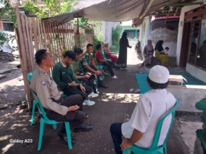 Jaga Silaturahmi, Babinsa Loloan Barat Hadiri Prosesi Takziah Warga Binaannya.
