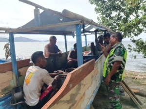 Dekat dengan Warga, Serma Bambang Sutrisno Laksanakan Komsos dan Pamwil di Kecamatan Maukaro