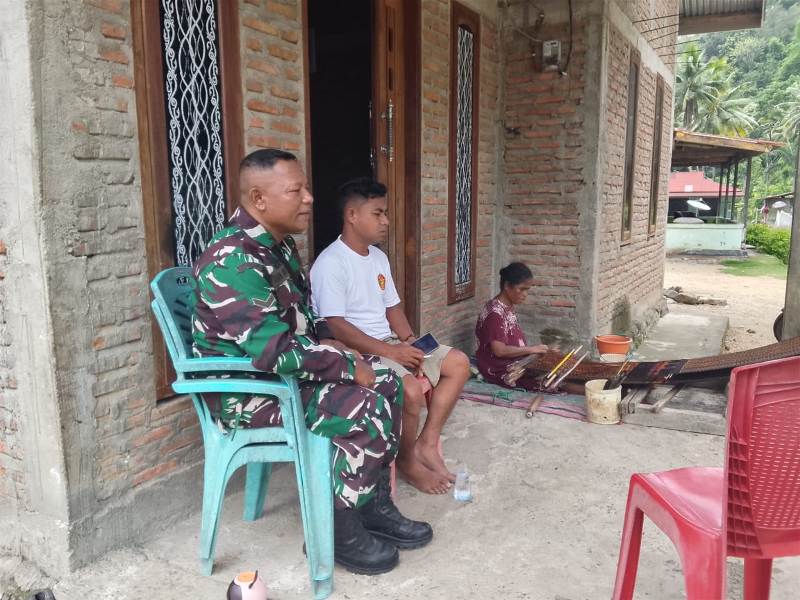 Monitoring Wilayah dan Komsos Babinsa Koramil 1602-02/Wolowaru Tingkatkan Sinergi dengan Masyarakat
