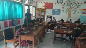 Babinsa Kelurahan Kuang Pastikan Penyaluran MBG Tepat Waktu dan Aman di SDN 07 Taliwang