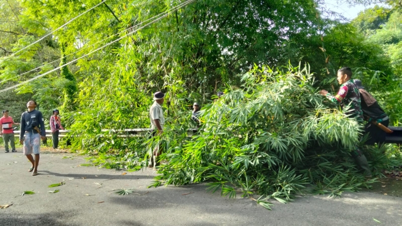 Pererat Kemanunggalan TNI-Rakyat, Babinsa Desa Sermong Laksanakan Jum’at Bersih