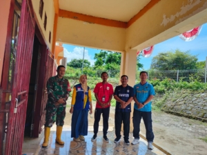 Bantuan Dinsos KSB Disalurkan ke Warga Terdampak Banjir Desa Tongo dengan Dampingi Babinsa