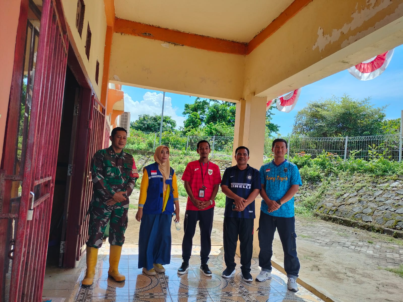 Bantuan Dinsos KSB Disalurkan ke Warga Terdampak Banjir Desa Tongo dengan Dampingi Babinsa