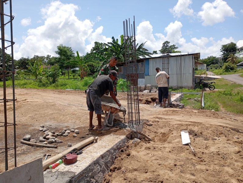 Babinsa Koramil 1603-01/Alok Dampingi Pengerjaan KDMP