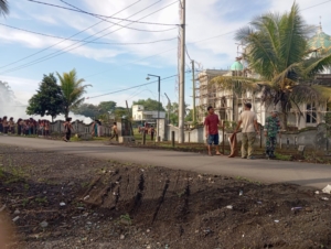 Kegiatan Teritorial Babinsa, Warga Bersihkan Lingkungan Masjid