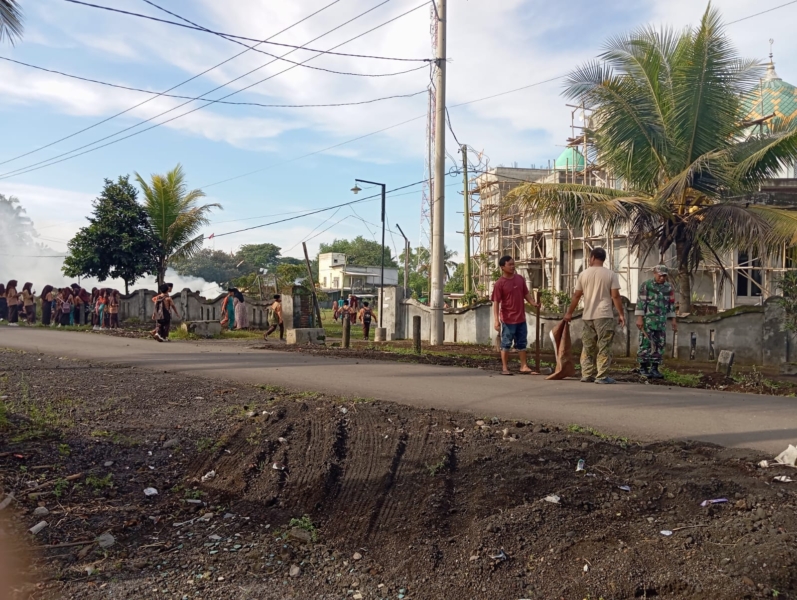 Kegiatan Teritorial Babinsa, Warga Bersihkan Lingkungan Masjid