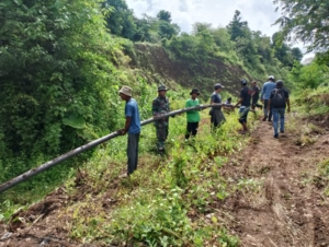 Sertu Sukrin Dampingi Warga Dusun Pusaka Pasang Pipa Air Bersih