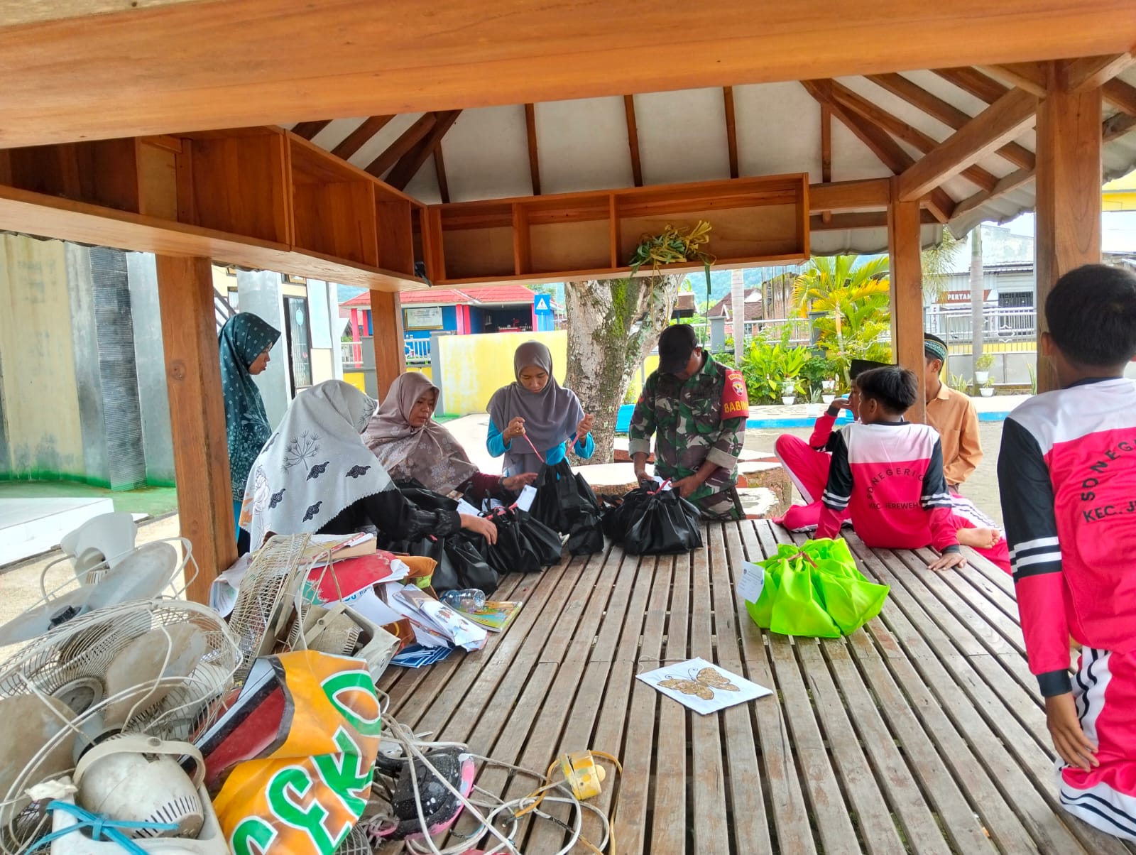 Peran Babinsa dalam Sukseskan Program Makan Bergizi Gratis di Sumbawa Barat